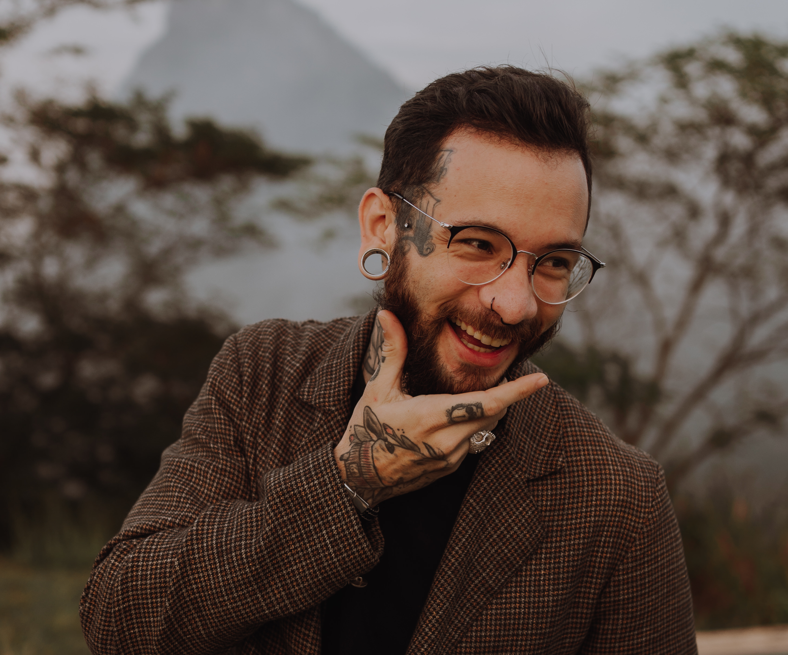 "Image highlighting the benefits of beard oil, featuring key advantages such as hydration, nourishment, and improved beard manageability.