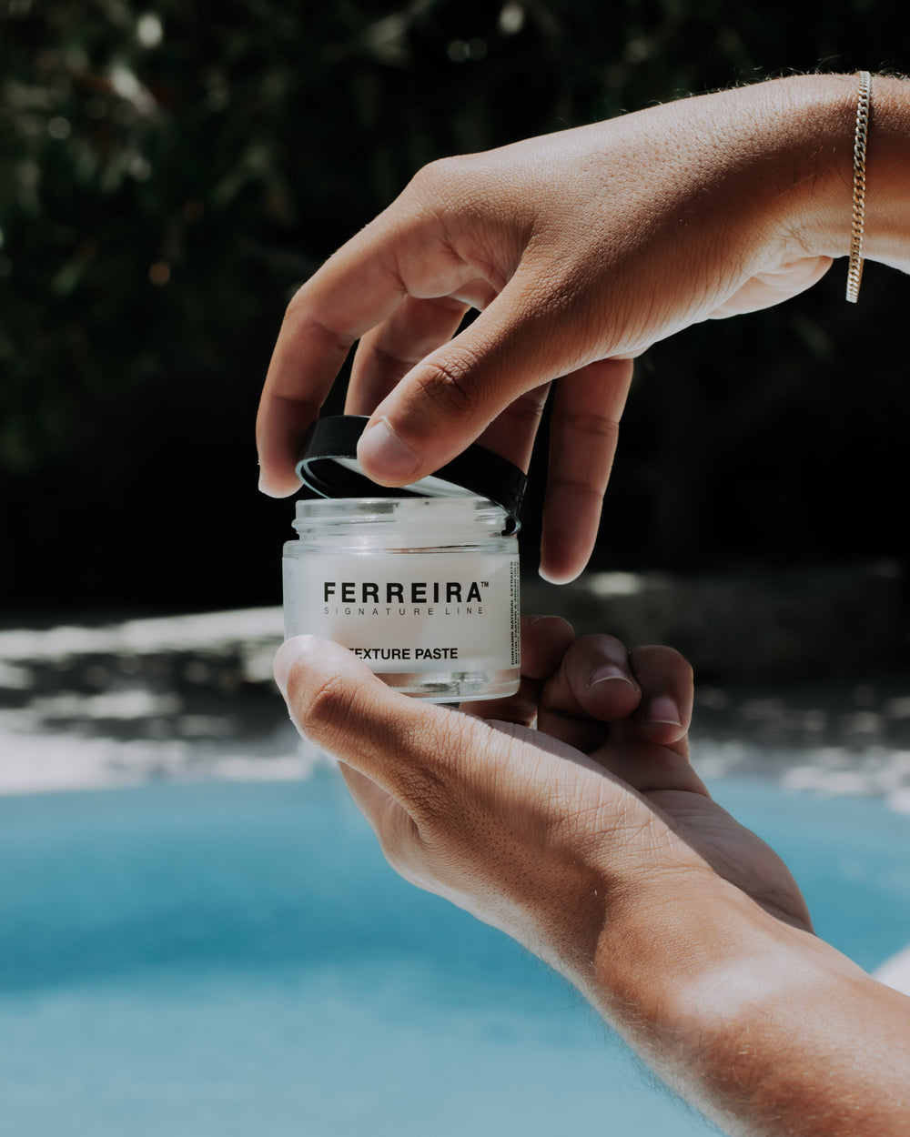 Image demonstrating how to use hair styling texture paste, featuring step-by-step application for achieving a natural, long-lasting look with high hold and matte finish.